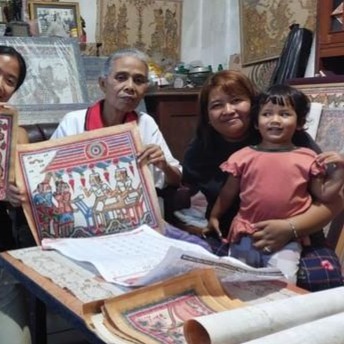 Eisa Jocson being introduced to senior Balinese women artists by Citra Sasmita