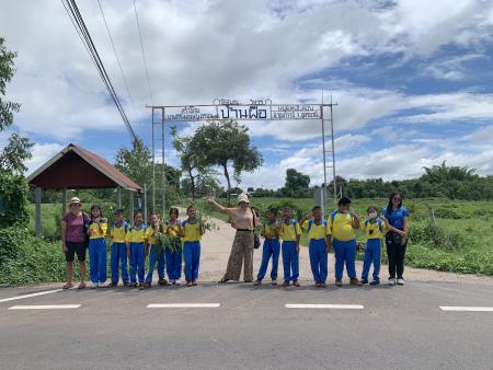 Group photo with elementary students from Baan Put on workshop day